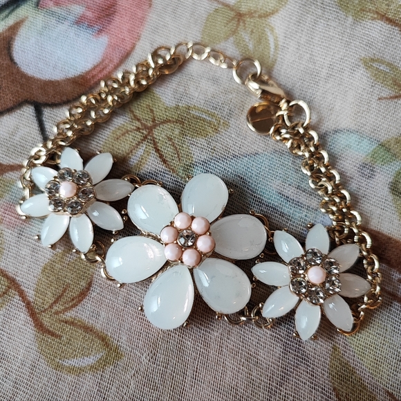 Talbot's Acrylic Teardrop Stones Rhinestone Nude Pink Flowers Statement Bracelet - Picture 8 of 8